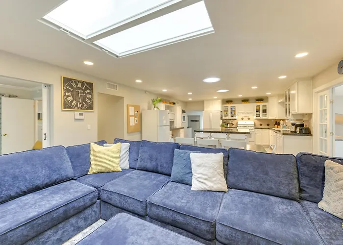 Expansive Family Retreat W/ Media Room! *