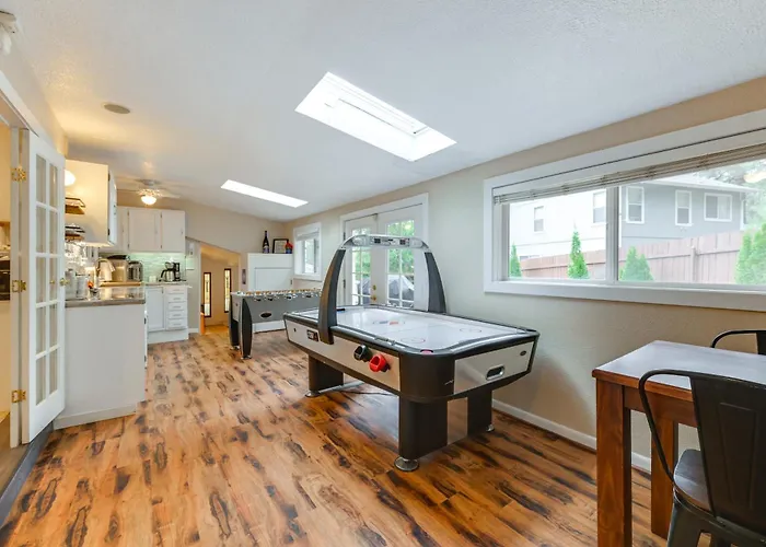 Expansive Family Retreat W/ Media Room! Casa vacanze *
