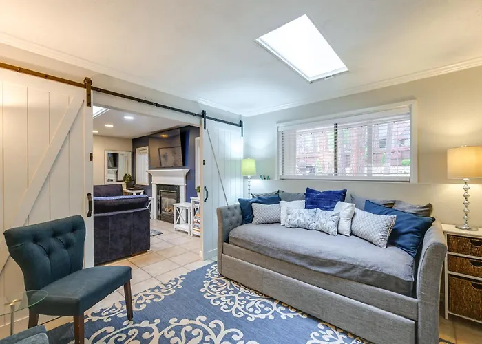 Expansive Family Retreat W/ Media Room! *