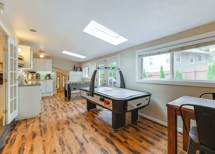 Expansive Family Retreat W/ Media Room! *
