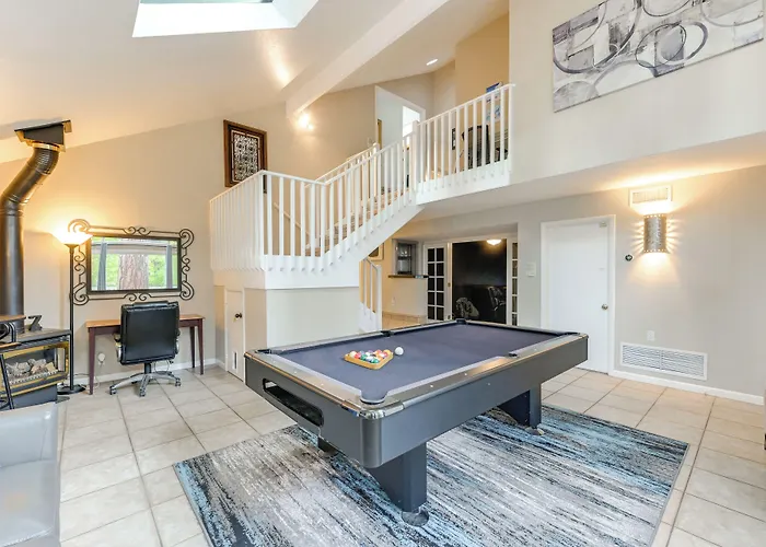 Expansive Family Retreat W/ Media Room! Holiday home