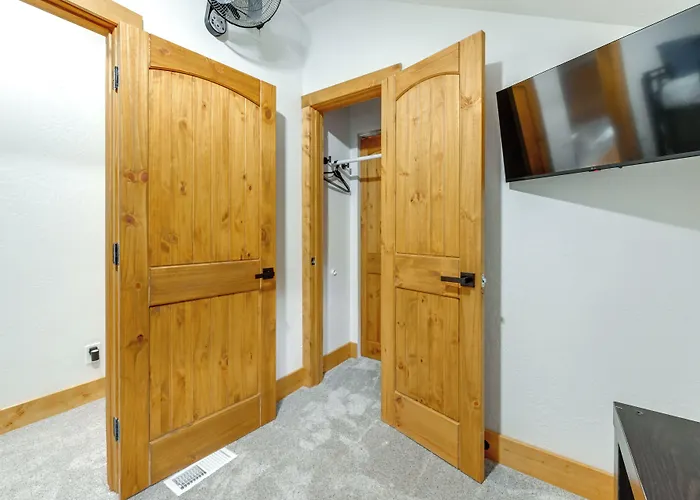 Holiday home Expansive Family Retreat W/ Media Room!